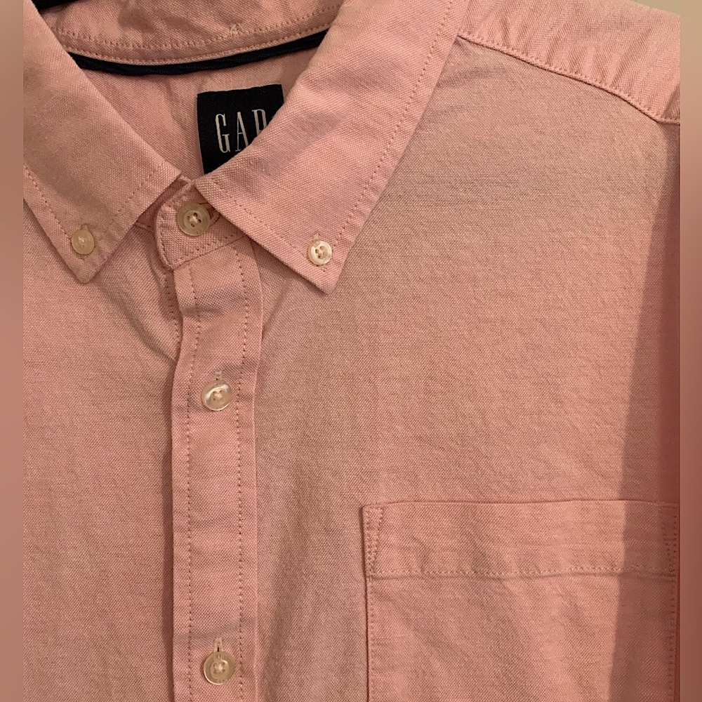 GAP BUTTON DOWN